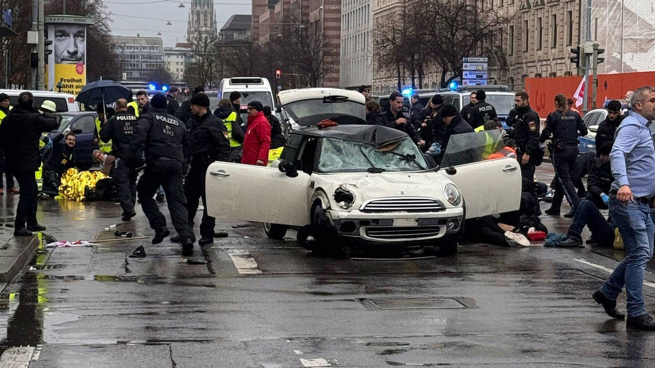 Almanya Berlin'de araç kalabalığa daldı: Yaralılar var