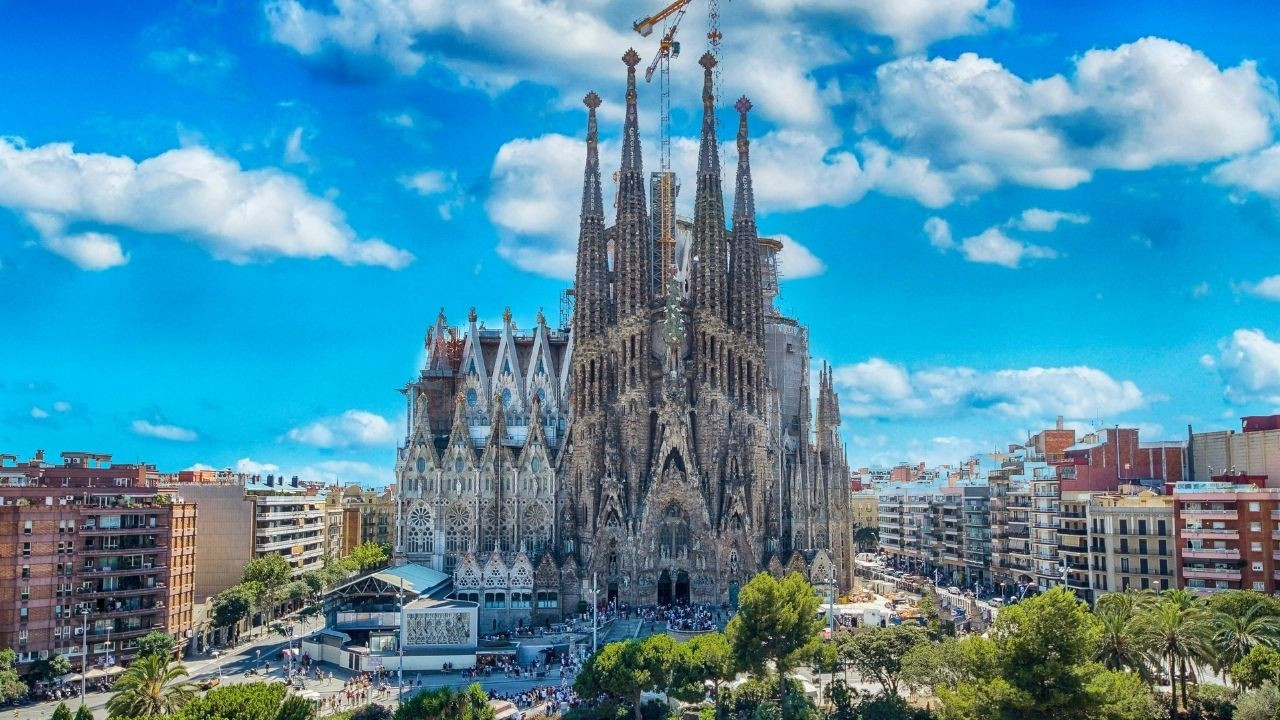 Aktivistler Sagrada Familia’ya boya fırlattı Aktivistler Sagrada Familia’ya boya fırlattı