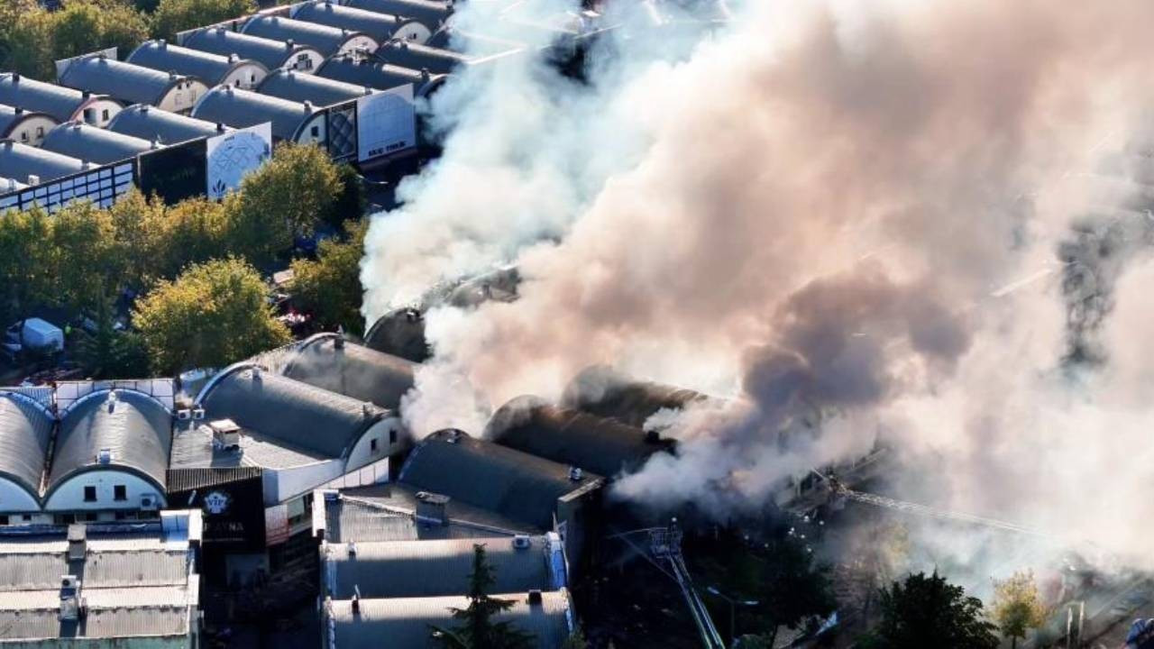İSTOÇ Ticaret Merkezi'nde yangın: 17 iş yeri hasar gördü (Video) İSTOÇ Ticaret Merkezi'nde yangın: 17 iş yeri hasar gördü (Video)