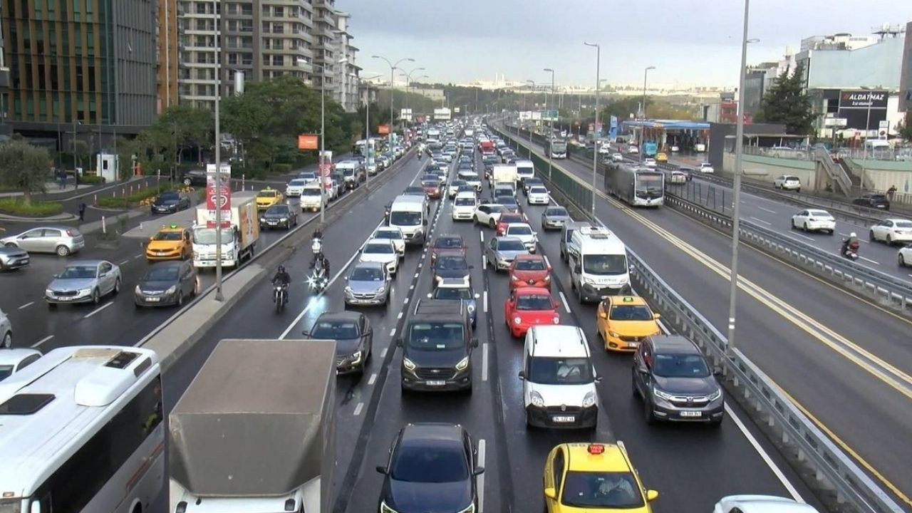 Deprem sonrası okullar tahliye edildi, mesailer erken bitti! İstanbul'da trafik yoğunluğu artıyor